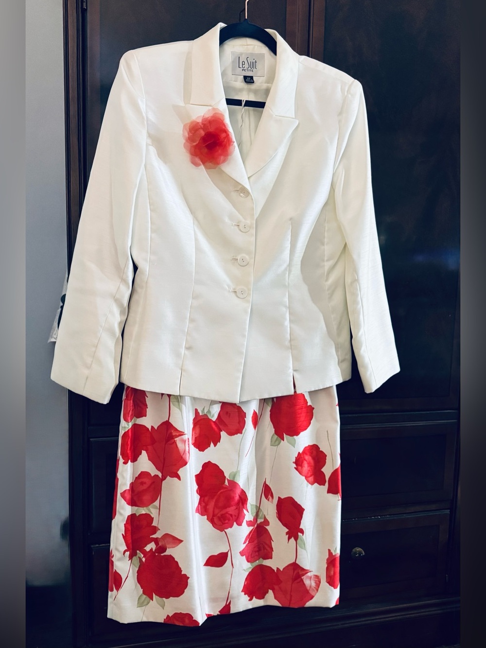 Le Suit 2-Piece Suit White Blazer and Red White Floral Skirt Career Wedding 10P